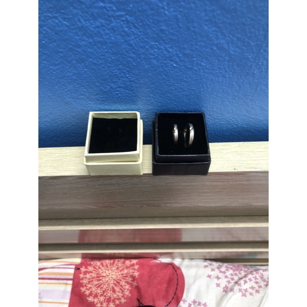 Hộp đựng nhẫn lót nhung màu đen kích thước 4x4x2,5cm
