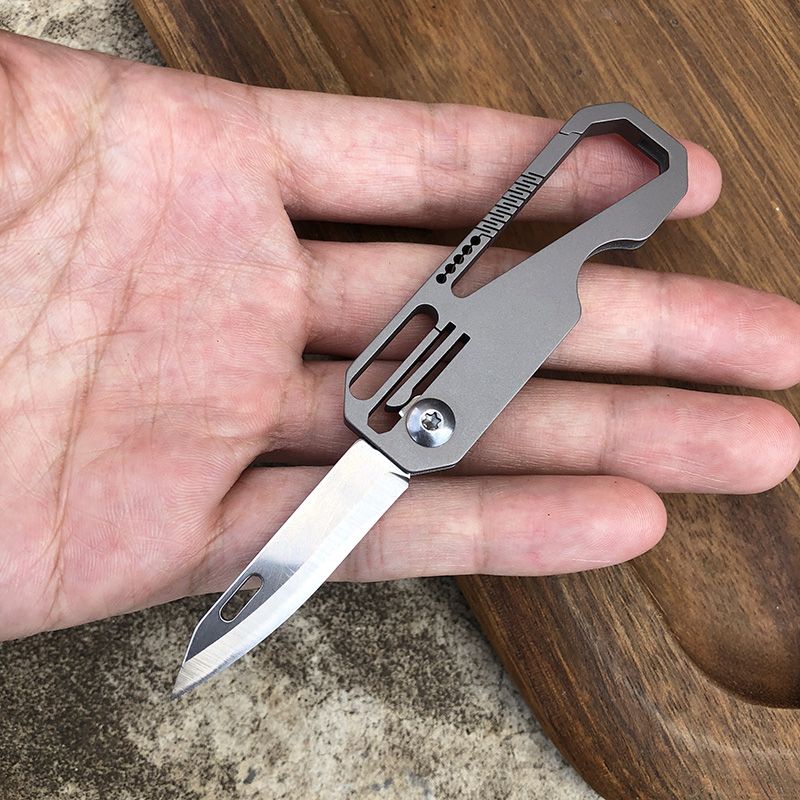móc khóa titanium lẫy liền thân kèm lưởi dao tiện lợi