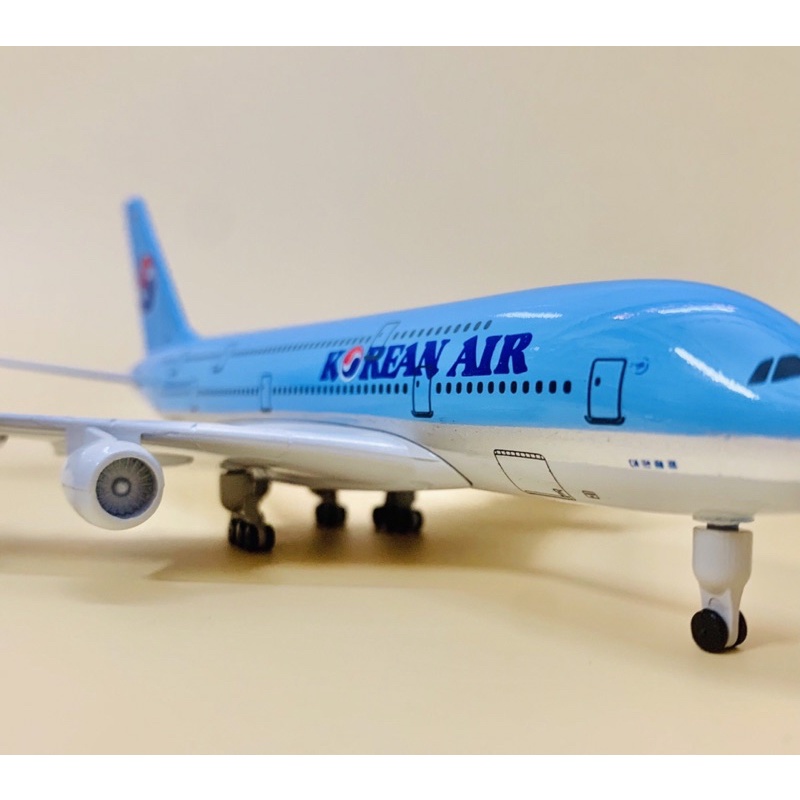 Mô Hình Máy Bay Korean Air Màu Xanh Có Bánh Xe Kèm Chân Đế Chuẩn Đẹp / Mô hình đồ chơi máy bay trưng b