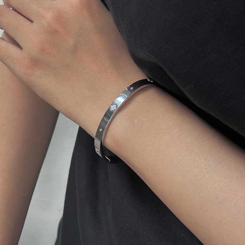 Kiềng vòng tay titan đính đá zircon khắc ngôi sao Madde/2769