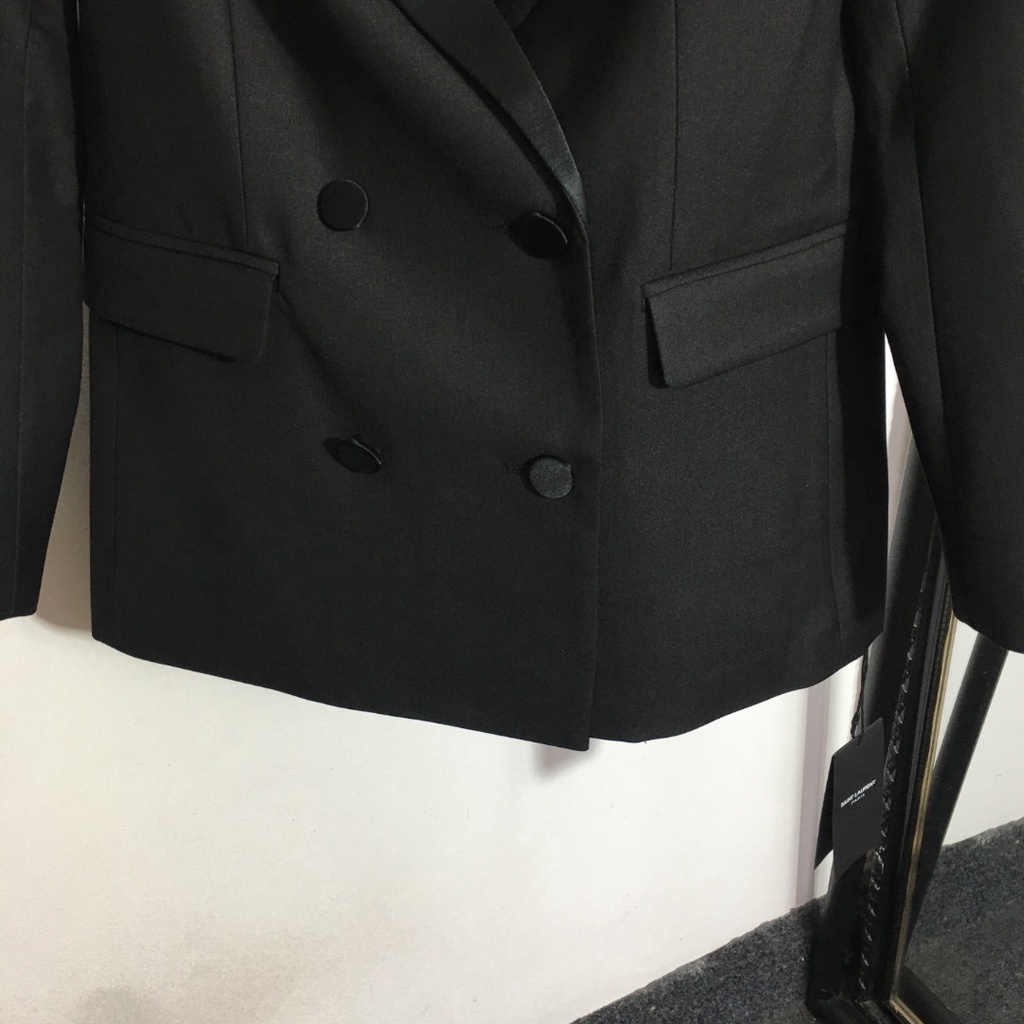 Áo vest dài tay hai ve áo cài khuy chữ cái mới của Saint Laurent YSl