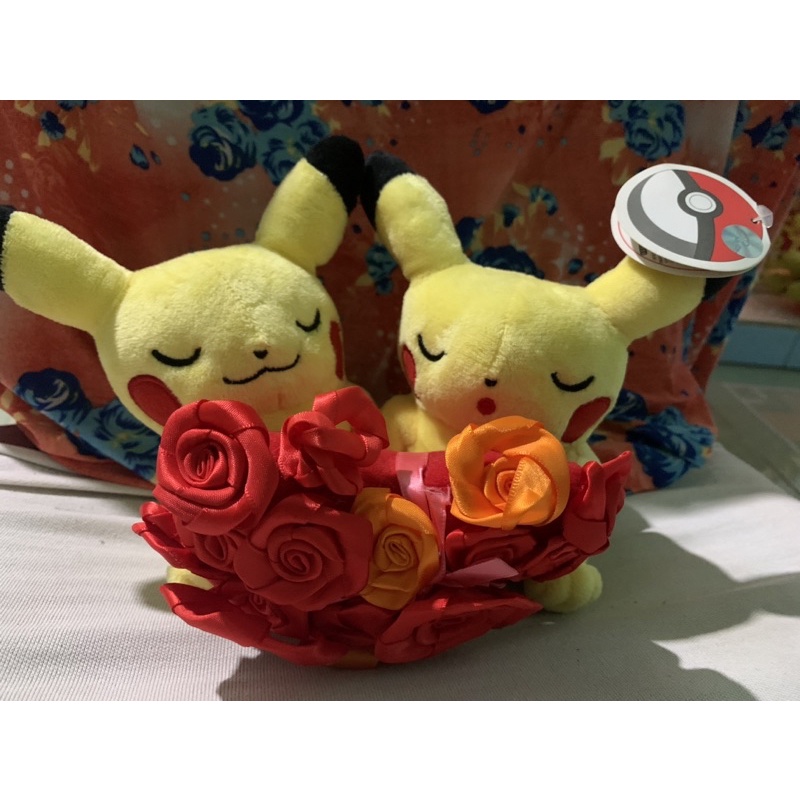 Pikachu ôm tim hoa hồng 🌹🌹🌹
