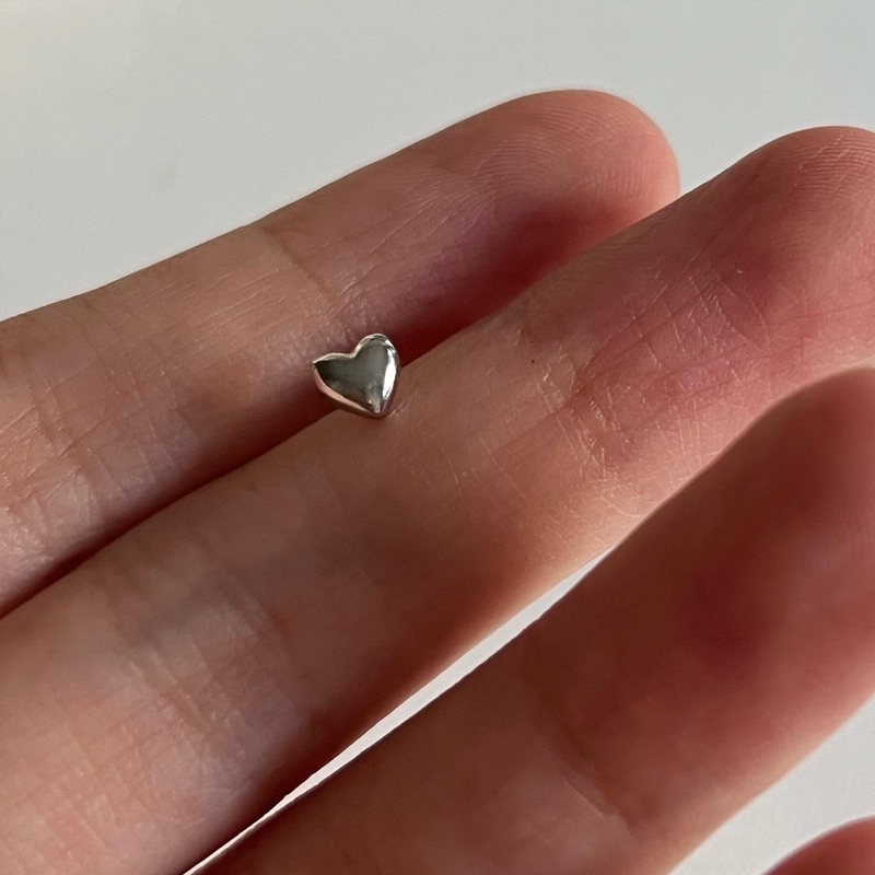 𝐯𝐞𝐥𝐯𝐞𝐭𝐩𝐢𝐧𝐤.𝐚𝐜𝐜🇰🇷 | Khuyên tai chốt bi vặn hình trái tim