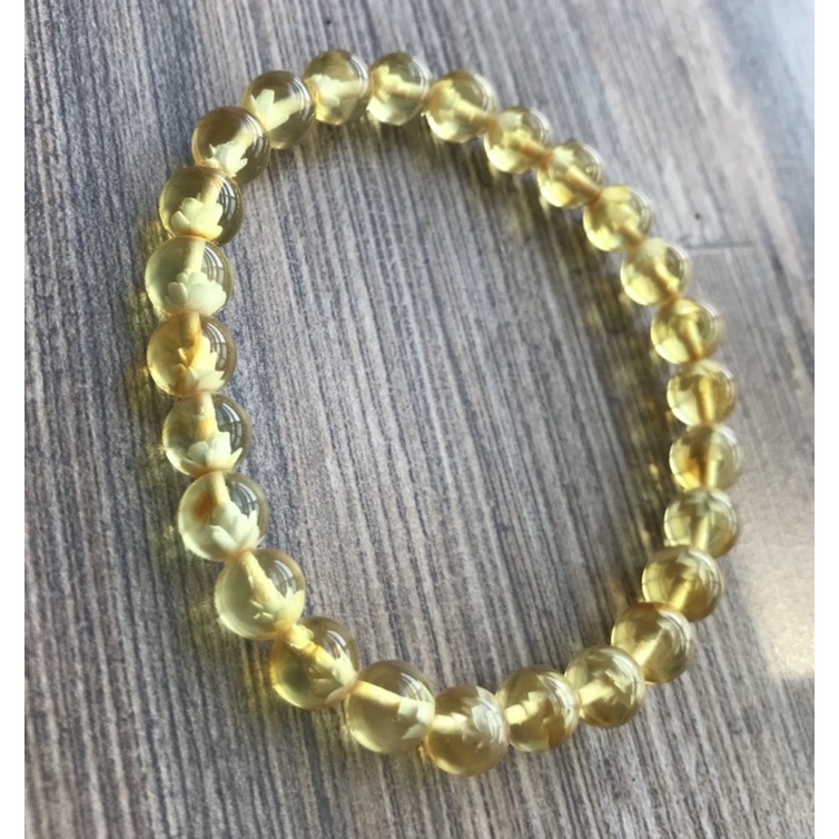 Vòng tay amber thiên nhiên chạm hoa ẩn phía trong
