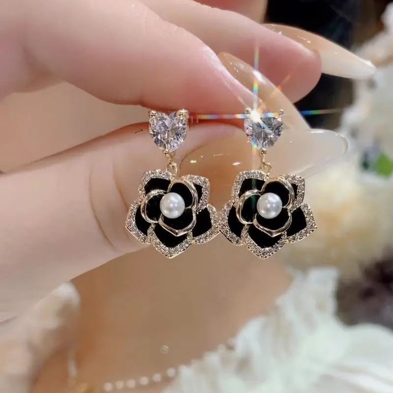 Bông Tai Hình Hoa Trà Đen Đính Ngọc Trai Giả Cao Cấp Thời Trang 2022