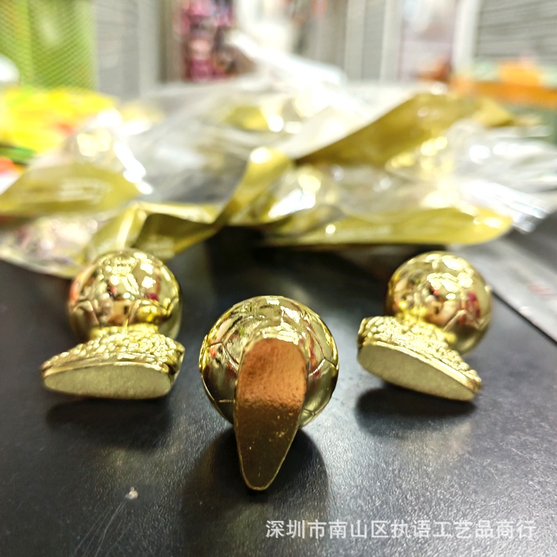 Quạt Mini Bằng Kim Loại Màu Vàng Hình Đôi Giày Thể Thao Bóng Đá Trang Trí