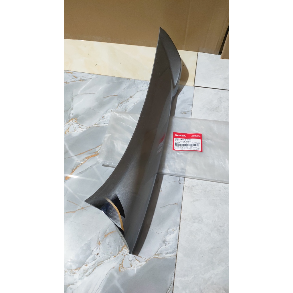 Cánh yếm bên phải - bửng yếm HONDA FUTURE NEO Fi năm 2006 màu Đen xám. NH-A69P (64700KVL940ZE)