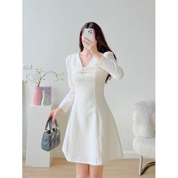 Váy cổ V xoắn trắng
