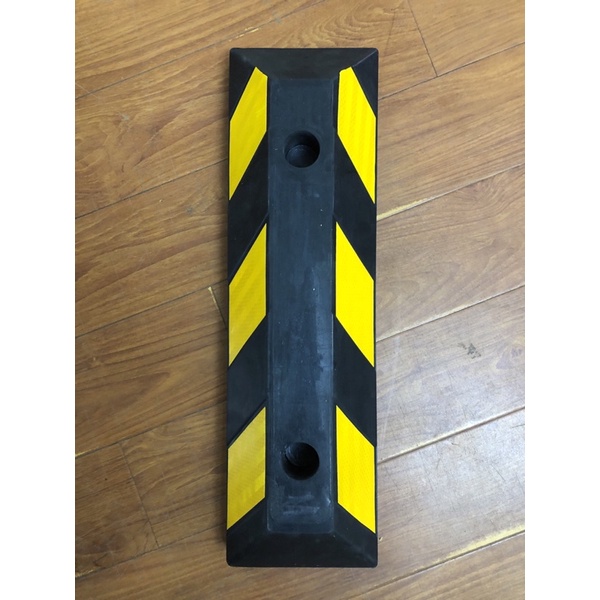 chặn lùi xe cao su kích thươc550x150x100mm(dài x rộng x cao )