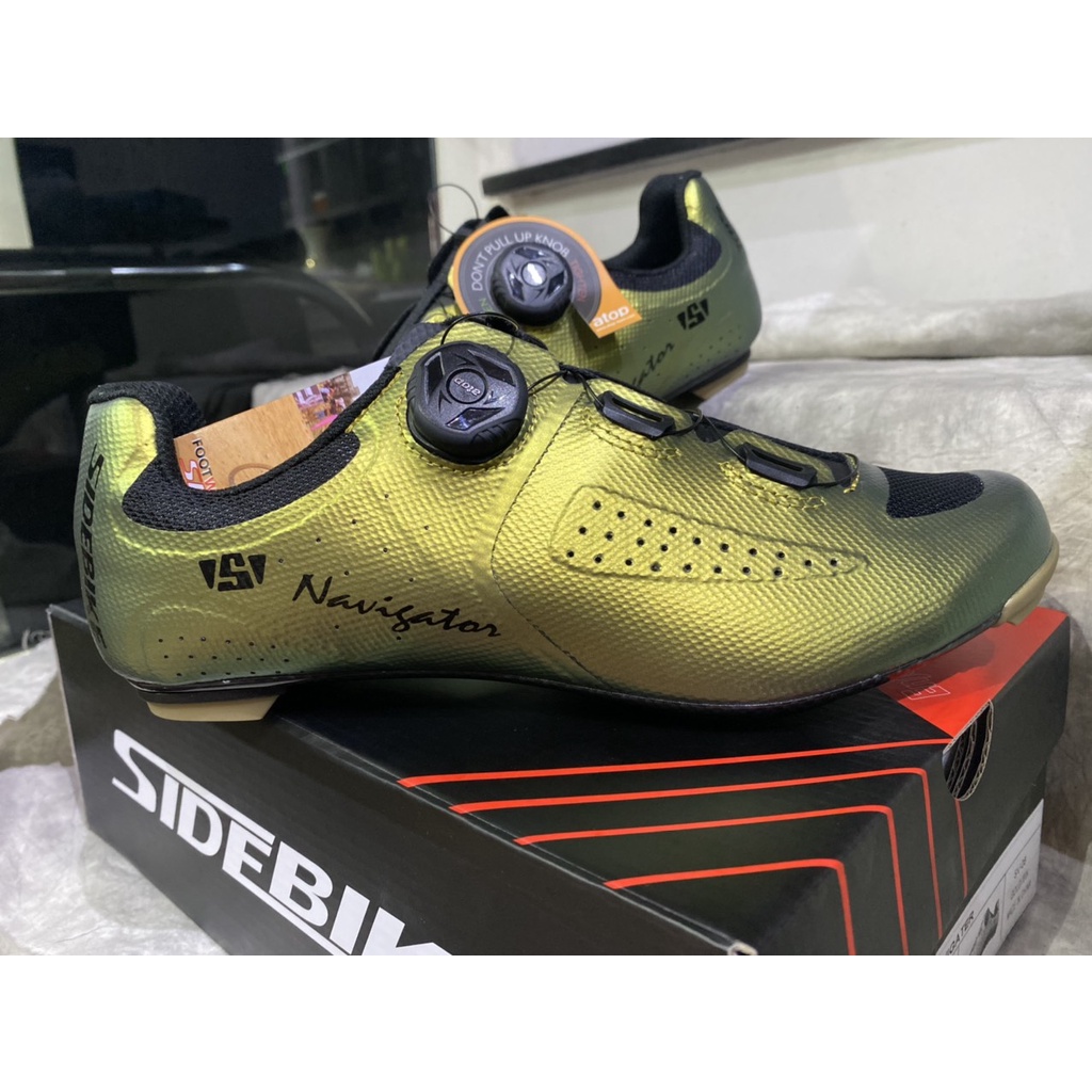 Giày can xe đap dòng Road đế Carbon khóa vặn SV-08 màu vàng Gold