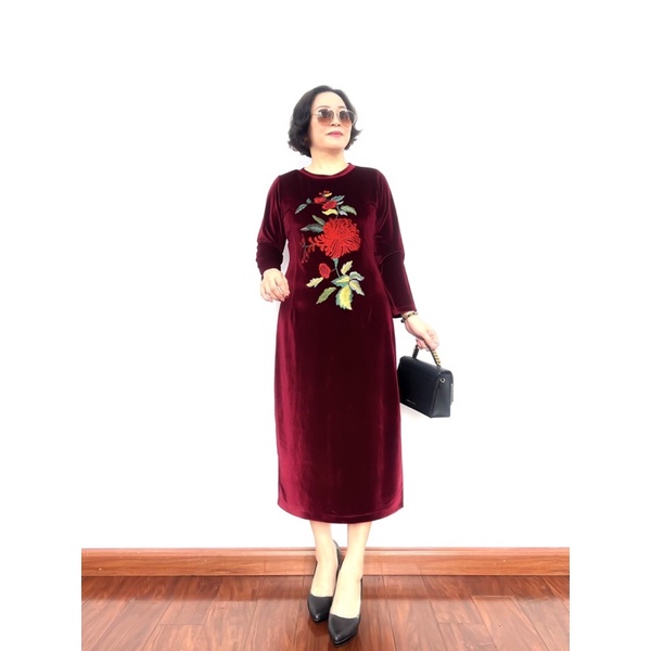 Đầm trung niên nữ Chất nhung cao cấp, Váy cho mẹ dáng ôm dài, hoạ tiết thêu hoa giữa ngực sang trọng