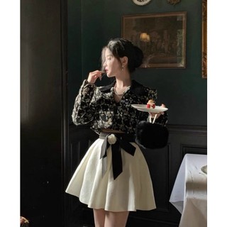 Set croptop dạ cổ vest chân váy trắng