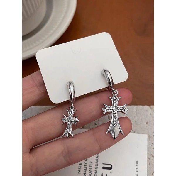 Khuyên tai chữ thập đính đá - Khanturban.vn