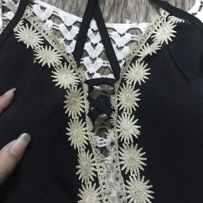 Bikini 1 mảnh đen phối hoa cúc trắng