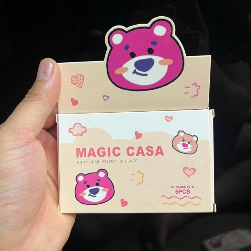 Set son kem lì gấu dâu MAGICCASA ​mềm mịn lâu trôi hộp 5 thỏi cực kì đáng yêu