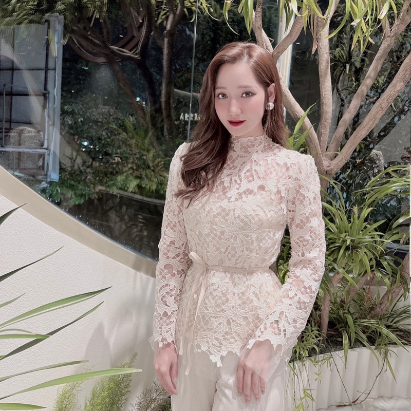 Áo Ren Hoạ Tiết Phối Lưới Kèm Áo Dây Sang Chảnh_Ảnh Shop Tự Chụp