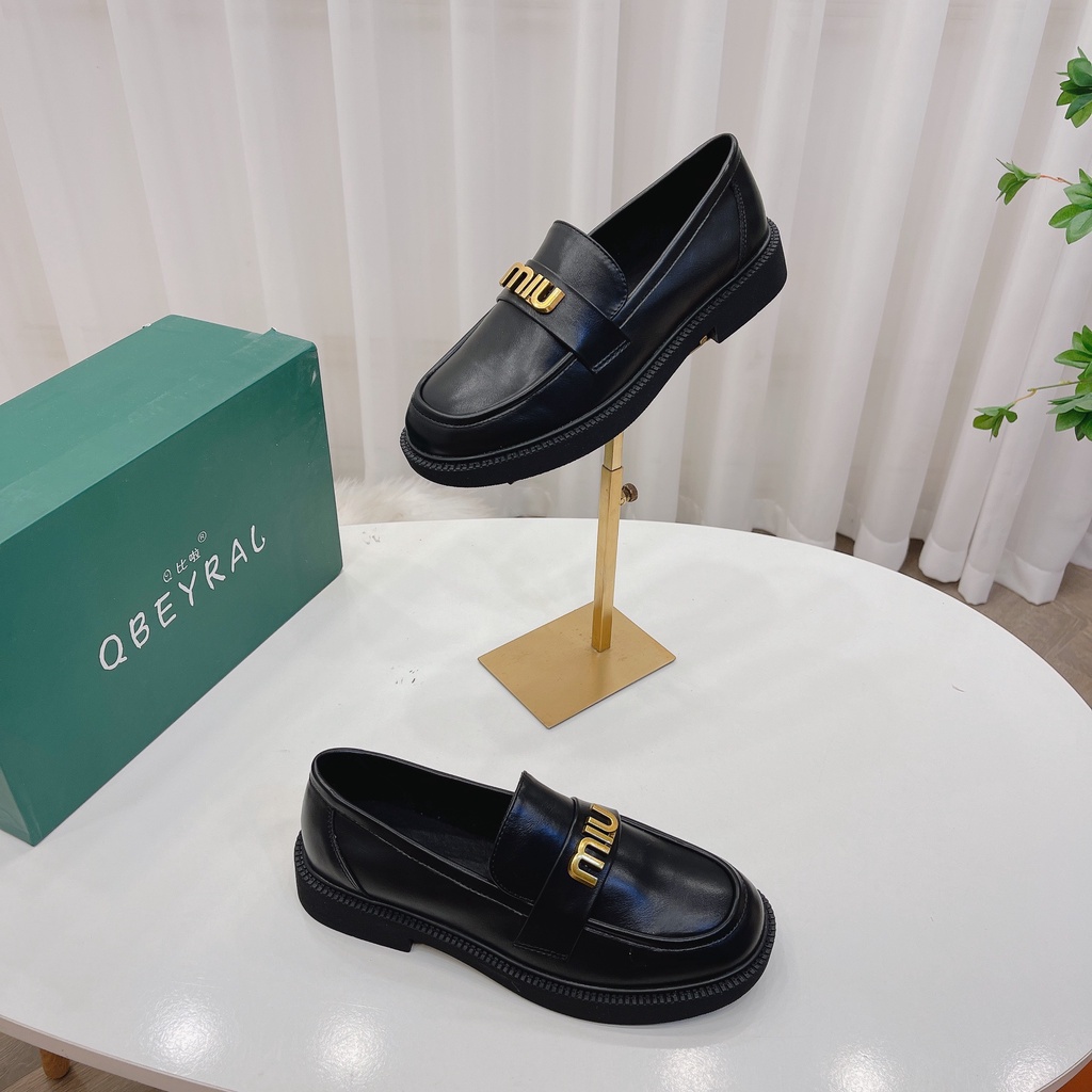 Giầy moca da mềm khóa chữ miu vàng