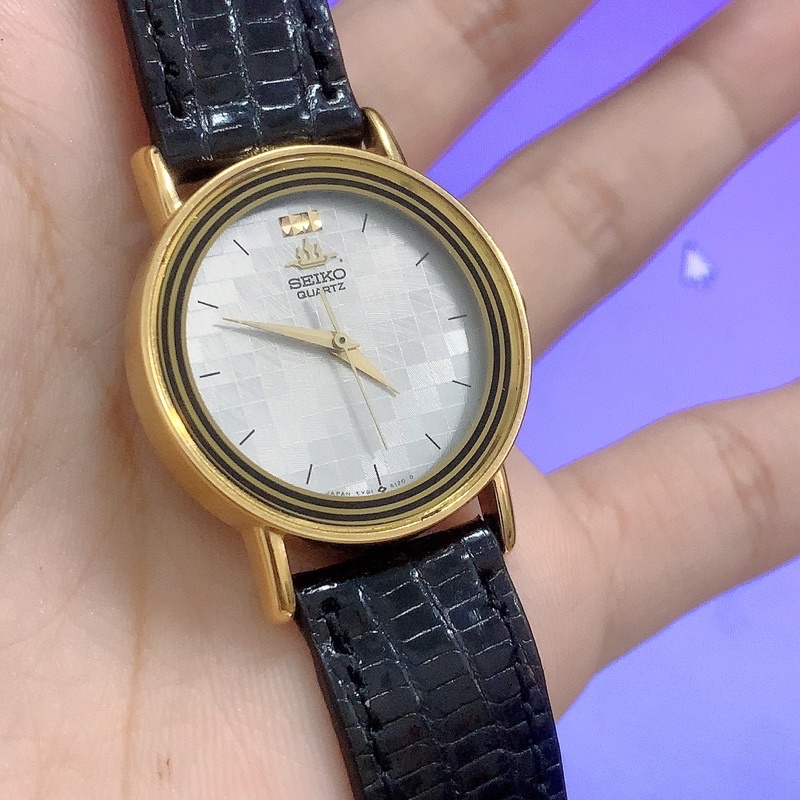 Đồng hồ nữ si hiệu Seiko, mặt vân caro độc đáo, mặt tròn dây da đen