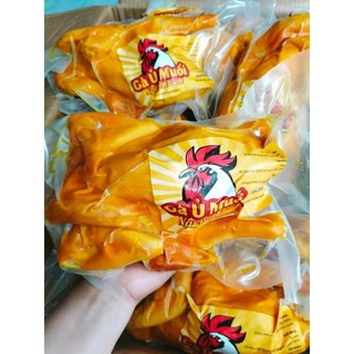 Gà mái ôm trứng non.