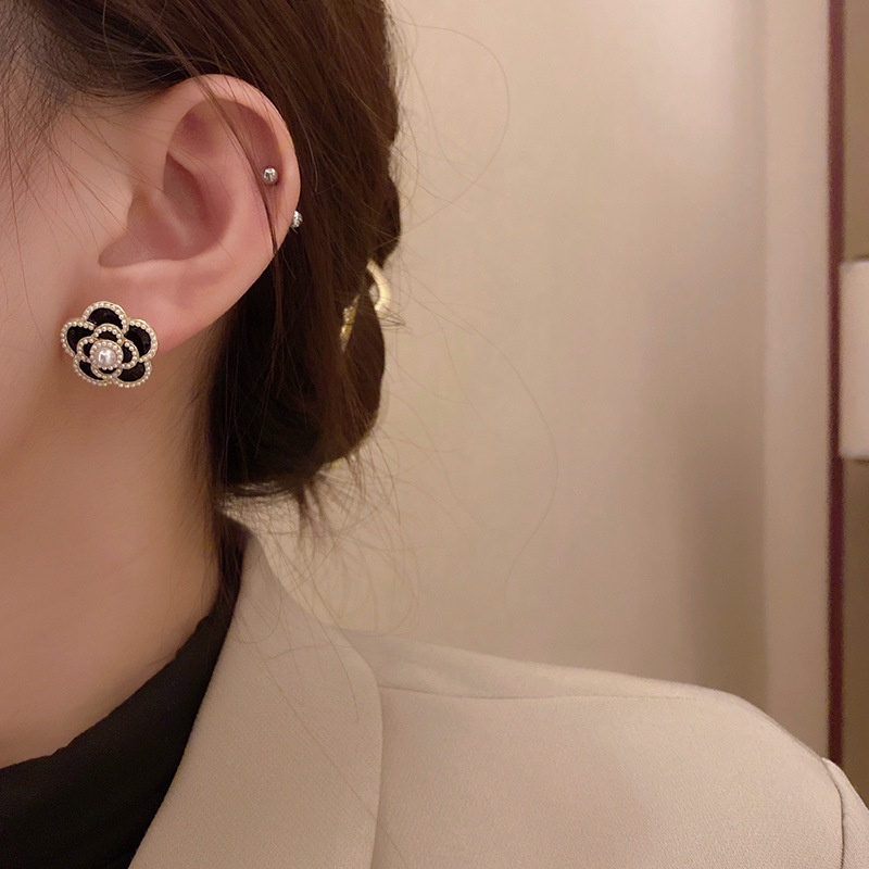 Khuyên tai 17KM hình hoa trà đen đính hạt ngọc trai giả