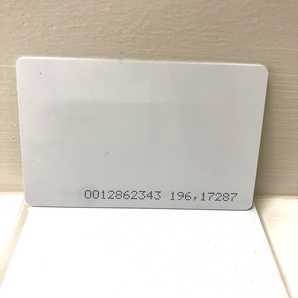 Thẻ từ cảm ứng dùng quẹt thẻ máy chấm công ra vào.