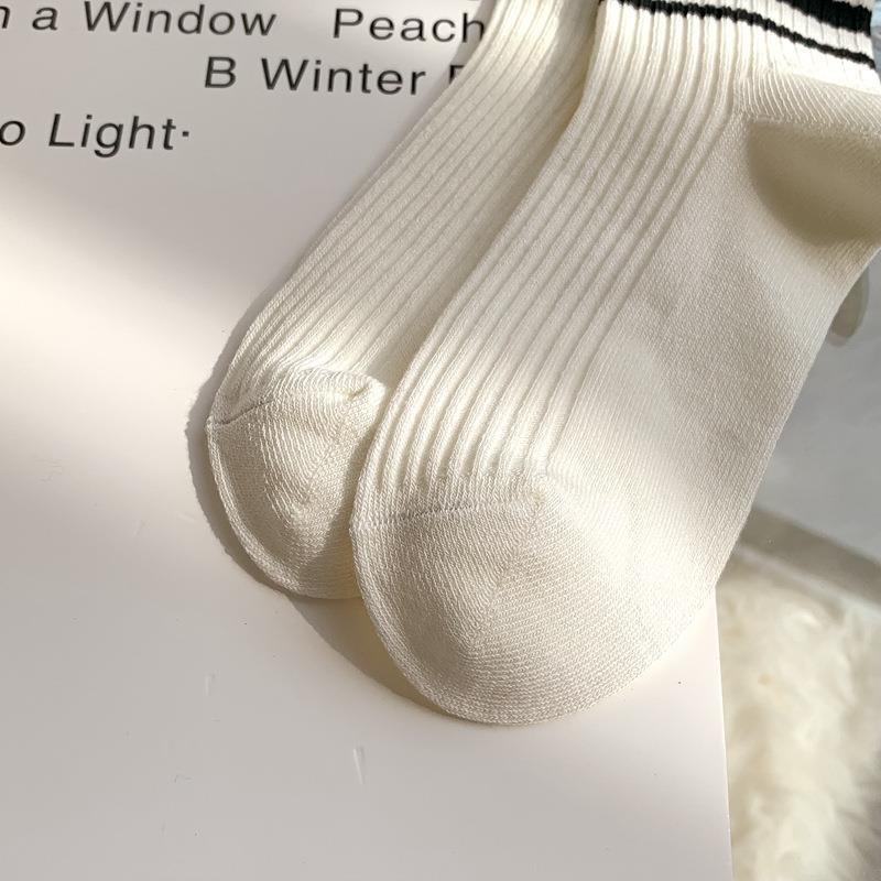 Mới Vớ Cotton Cổ Cao Họa Tiết Sọc Trắng Đen Thoáng Khí Thoải Mái Thời Trang Thu Đông Cho Nữ