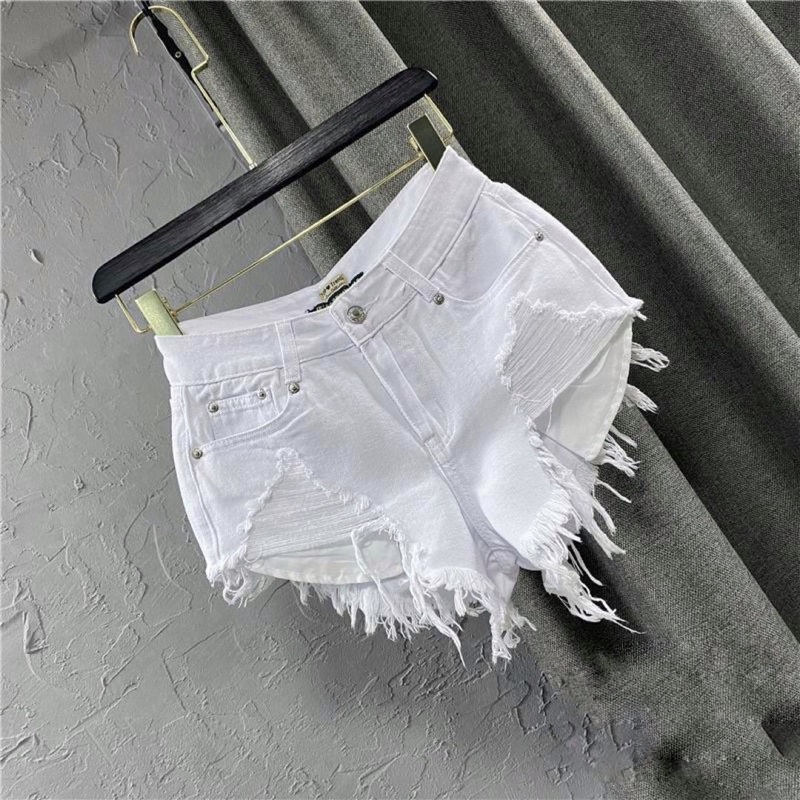 Quần short trắng rách tua rua