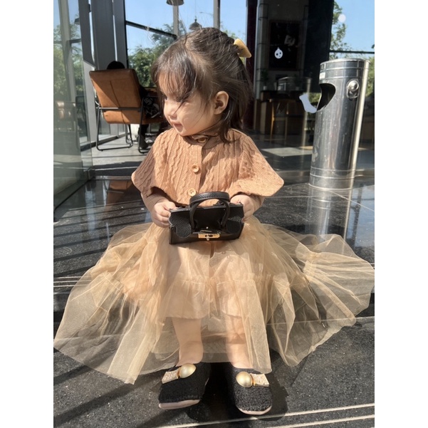 Áo len vặn thừng 2 chi tiết gồm 1 áo choàng và 1 áo len tăm mặc bên trong