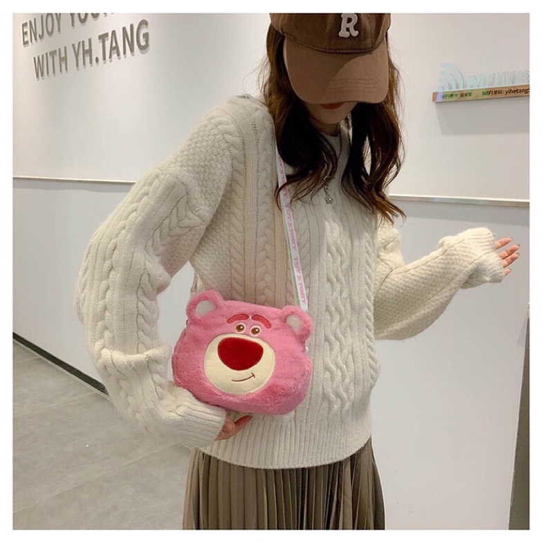 Túi đeo chéo gấu dâu lotso hồng phủ lông nhung mềm mại dễ thương De Perier