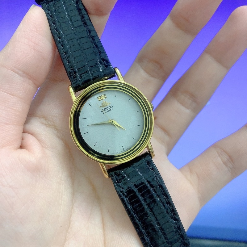 Đồng hồ nữ si hiệu Seiko, mặt vân caro độc đáo, mặt tròn dây da đen