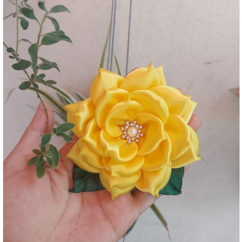 Hoa cài áo màu vàng đính lá xanh( màu khác inbox)