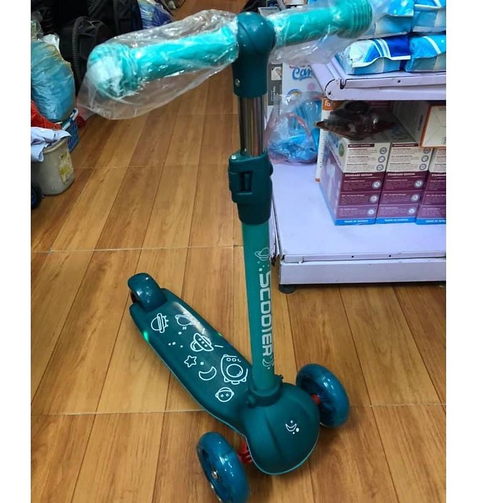 Xe scooter cho bé xe trượt scooter trẻ em 3 bánh gấp gọn có đèn phát sáng ( GIAO MÀU NGẪU NHIÊN)