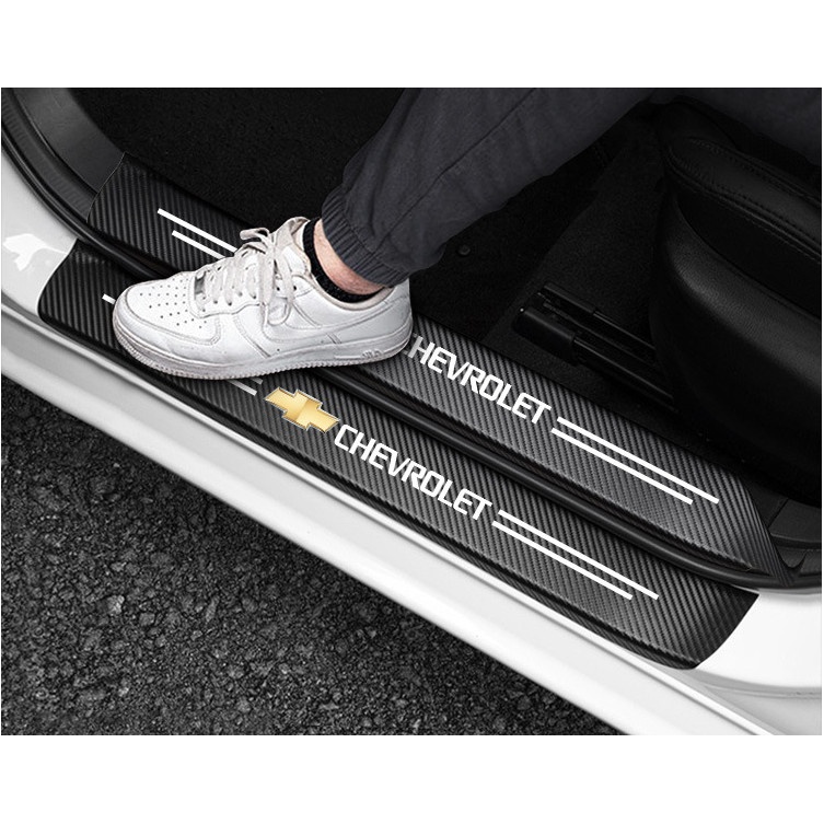 Nẹp dán vân carbon chống trầy xước bậc cửa, bậc cốp sau xe Ô tô - LOGO Chevrolet
