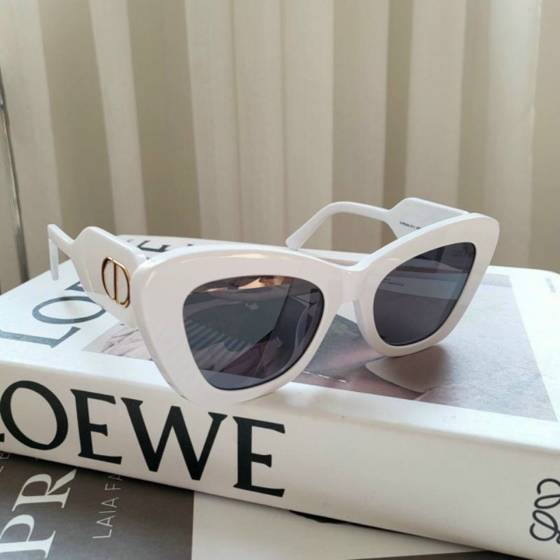 Kính Hiệu Vuông Chữ CD Mèo Dio