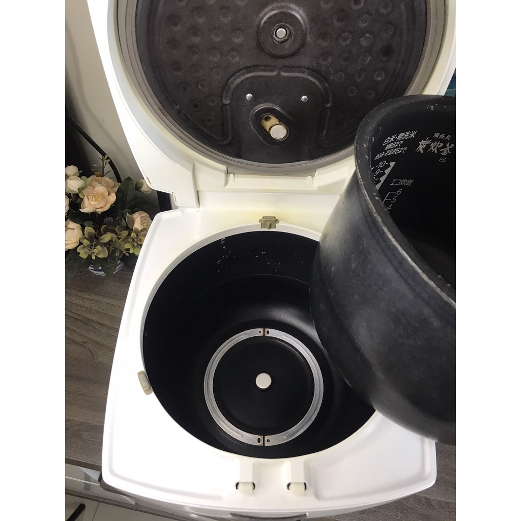 NỒI CƠM cao tần Nhật Mitsubishi 1.8l NJ-KSE186 trắng bắt mắt - ngoại hình mới trên 90%