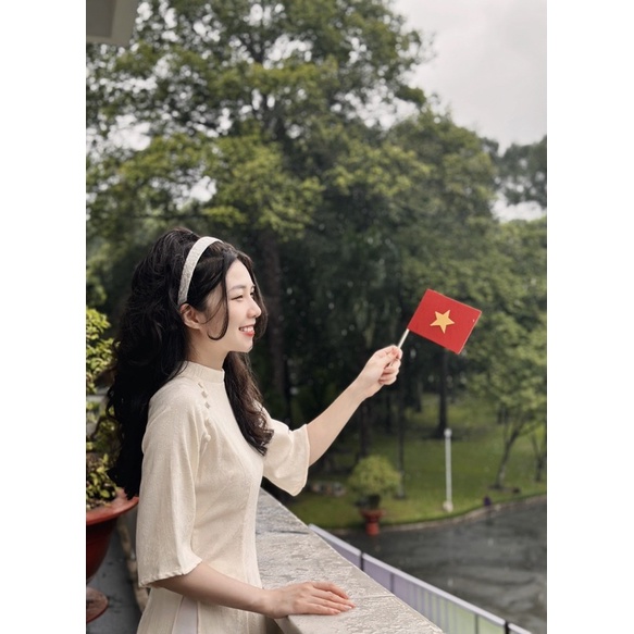 Áo dài gấm Thước Ngọc mềm mại mịn và mát rất sang trọng