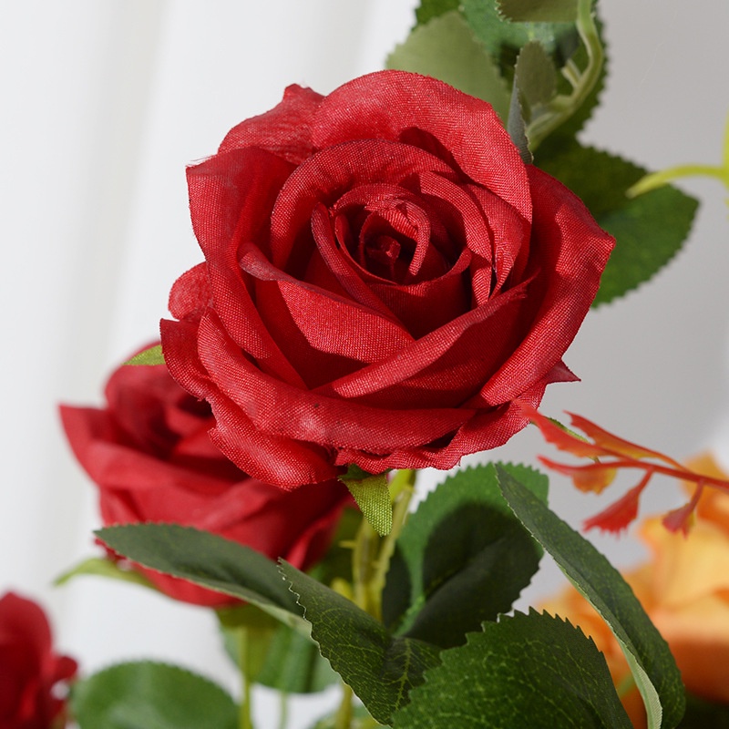 Hoa hồng nhung 1 cành 3 bông dùng để trang trí nhà cửa, decor, chụp ảnh.