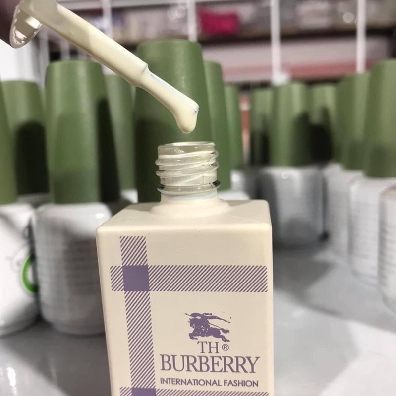 Sơn Gel BURBERRY trắng sữa và nước gạo
