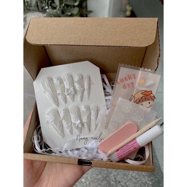 Nail Box Thiết Kế Màu Trắng Nail Cô Dâu Móng Giả Dài Đính Nơ