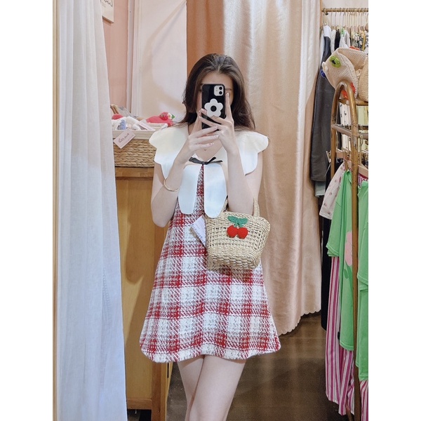 Đầm dạ caro đỏ cổ sen