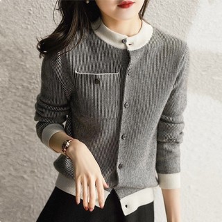 Áo len kẻ phối cổ trắng