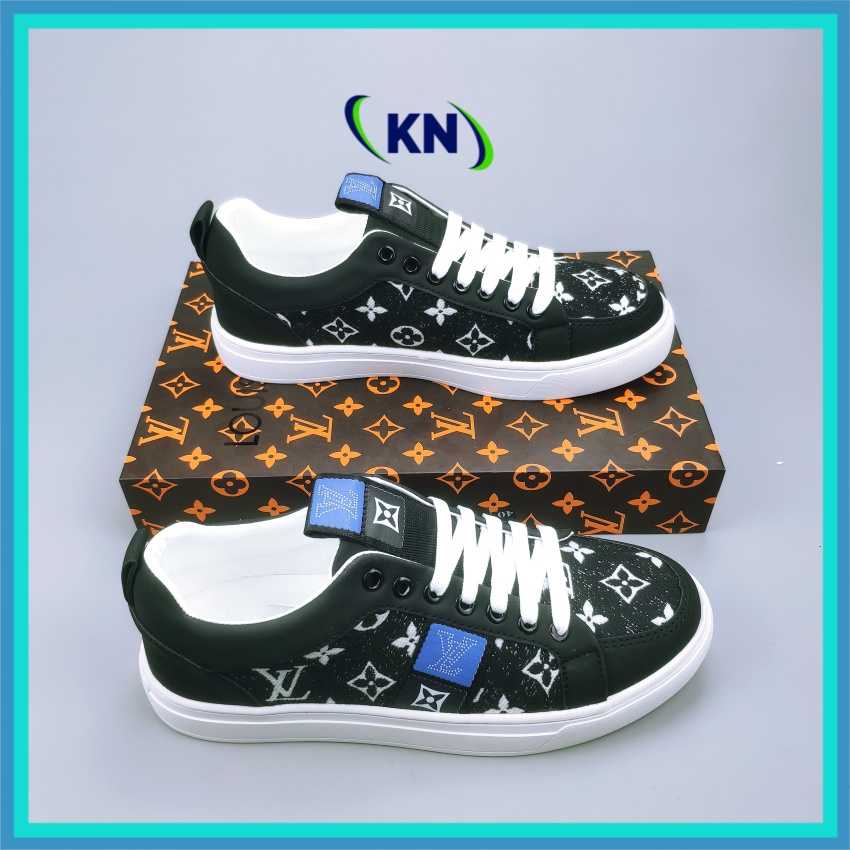 Giày LV Vá Bò Thêu chữ Luonvuituoi Hot Trend 4 Màu, Phong Cánh Trẻ Trung