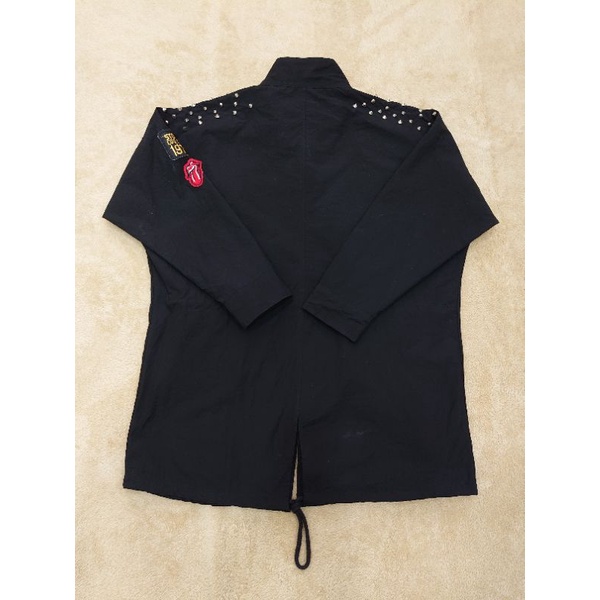 Áo khoác vải cotton poly  1 lớp màu đen phối hình thêu và đinh tán có khóa kéo dây rút eo túi 2 bên