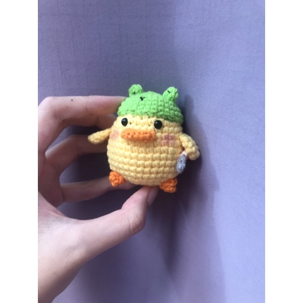 Móc khoá con gà cầm dao, đội mũ ếch dễ thương 🥰