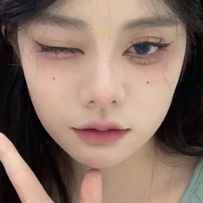 Son Môi Nhung Lì Kháng Nước Lâu Trôi Mềm Mượt Thiết Kế Vỏ Họa Tiết Dâu Tây Dễ Thương