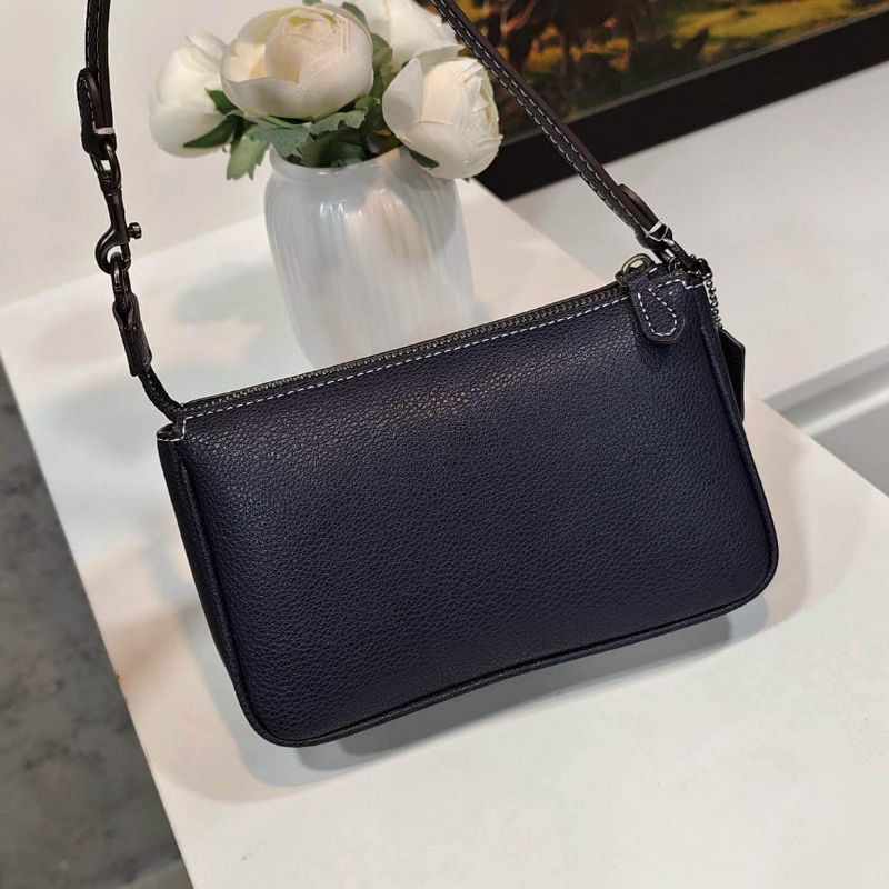 Coach Dáng thuyền vẻ đep của sự quý phái" và năng động hoạ tiết đan sen đã thật xịn sò