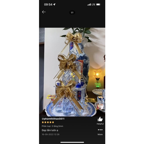 Tháp mica trưng bày chai nước để chùa, tháp nước lễ tết