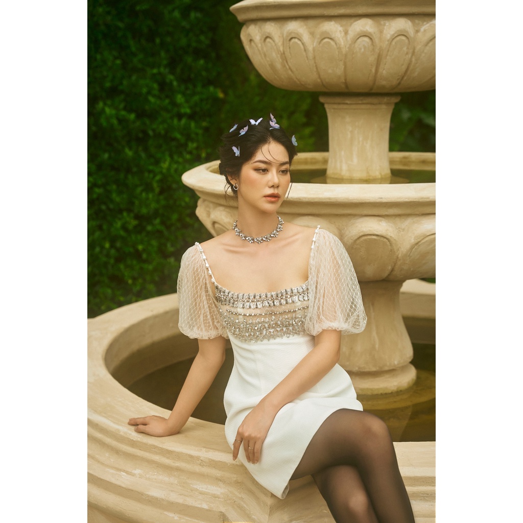 MAVEN - Váy trắng cổ vuông tay lưới bồng đính kết Monica Dress