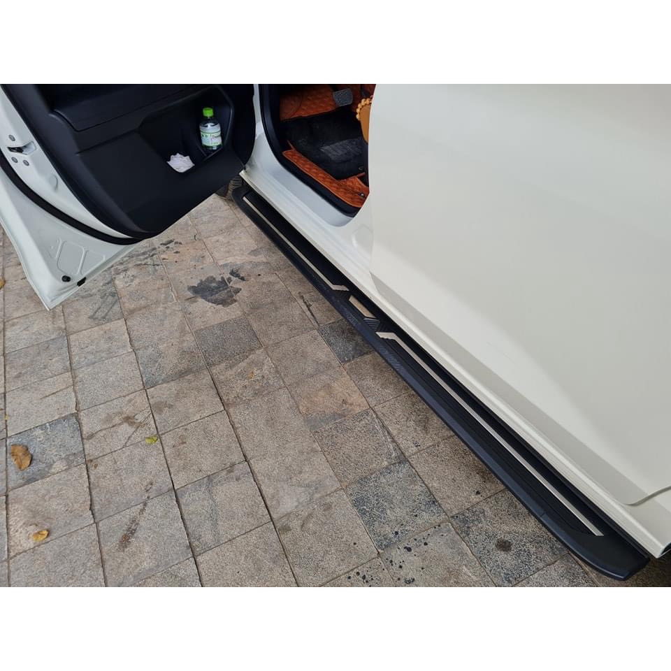 Bệ bước chân lên xuống xe Toyota Veloz 2021 2022 bậc đúc nguyên khối chắc chắn
