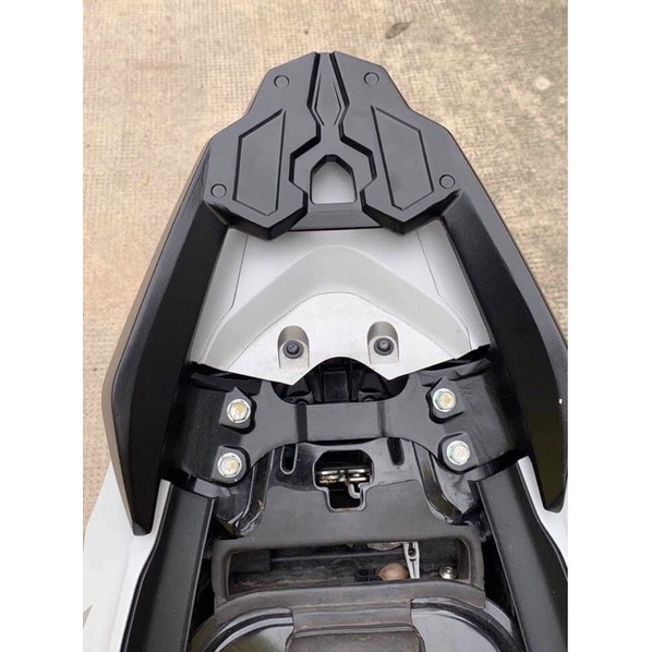 Cảng sau nguyên khối Rocket lắp xe WinnerX, tay dắt WinX màu đen nhám & carbon sắc nét gắn như zin